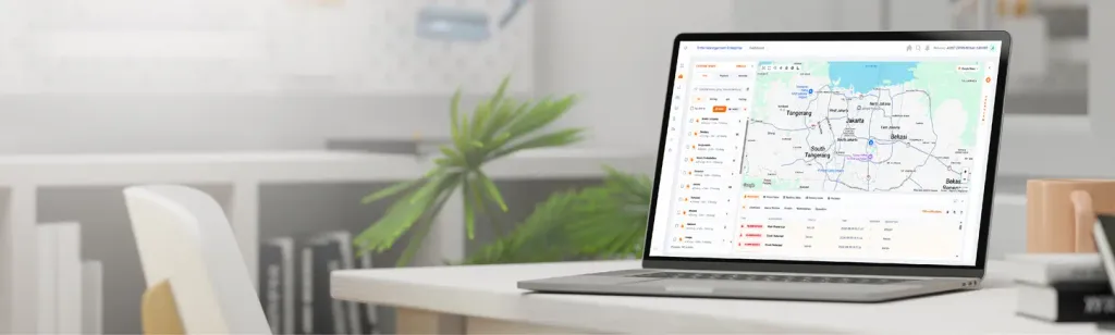 Dashboard Manajemen Armada EasyGo TMS dengan peta pelacakan di laptop